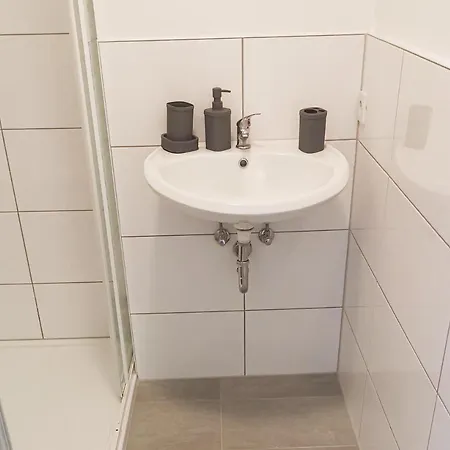 Mit 4 Zweibettzimmern, Eigenem Bad & Gemeinschaftskuche * Dormagen